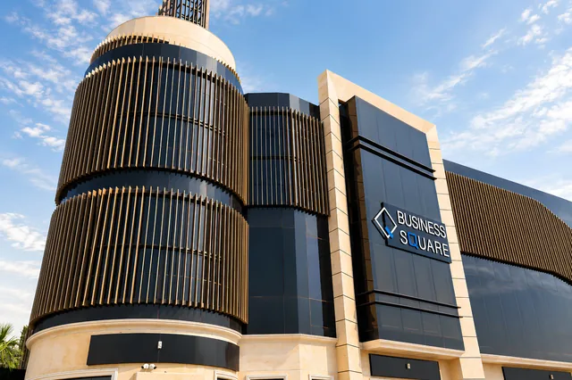 نظام زعانف معدنية رأسية يلتف حول الأسطوانات المنحنية في بزنس سكوير